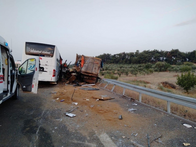 Manisa'da yolcu otobüsü tıra çarptı: 6 ölü, 42 yaralı